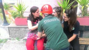 Psicologa che interviene durante un'esercitazione di protezione civile