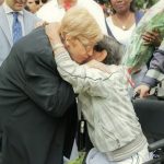 L'abbraccio tra Franca Rampi e Angelo Licheri
